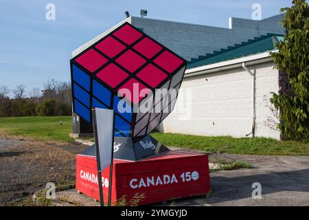 Scultura del cubo di Rubik presso la sala ungherese su Montrose Road a Niagara Falls, Ontario, Canada Foto Stock