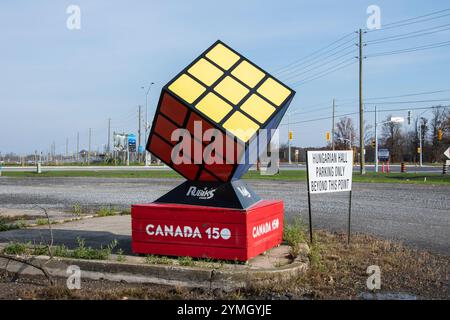 Scultura del cubo di Rubik presso la sala ungherese su Montrose Road a Niagara Falls, Ontario, Canada Foto Stock
