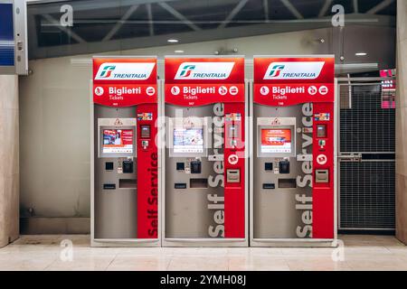 Milano, Italia - 20 agosto 2024: Distributori automatici Trenitalia alla stazione di Milano centrale Foto Stock