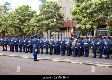 Nairobi, Kenya. 21 novembre 2024. Gli ufficiali dell'aeronautica del Kenya si preparano per una guardia d'onore presso l'edificio del Parlamento durante il discorso sullo stato della nazione del presidente keniota William Ruto. Mentre si rivolgeva alla nazione, il presidente del Kenya ha annunciato di aver annullato l'accordo di 30 anni recentemente firmato con il gruppo indiano Adani, compresi i piani in corso per l'acquisizione da parte di Adani dell'aeroporto internazionale Jomo Kenyatta (JKIA). Ciò è avvenuto dopo l'accusa del suo fondatore negli Stati Uniti per corruzione e frode. Credito: SOPA Images Limited/Alamy Live News Foto Stock