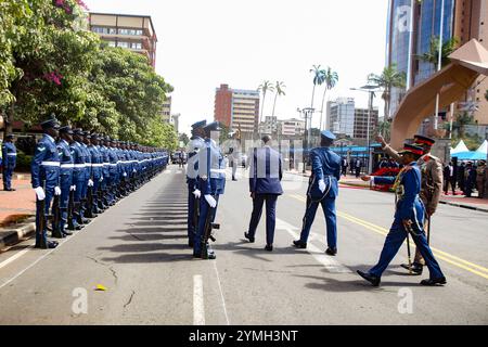 Nairobi, Kenya. 21 novembre 2024. Il presidente keniota William Ruto (C) ispeziona una guardia d'onore montata da ufficiali dell'aeronautica del Kenya al suo arrivo nell'edificio del Parlamento per il suo discorso annuale sullo stato della nazione. Mentre si rivolgeva alla nazione, il presidente del Kenya ha annunciato di aver annullato l'accordo di 30 anni recentemente firmato con il gruppo indiano Adani, compresi i piani in corso per l'acquisizione da parte di Adani dell'aeroporto internazionale Jomo Kenyatta (JKIA). Ciò è avvenuto dopo l'accusa del suo fondatore negli Stati Uniti per corruzione e frode. Credito: SOPA Images Limited/Alamy Live News Foto Stock