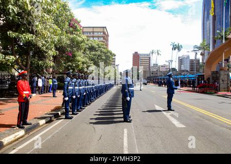 Nairobi, Kenya. 21 novembre 2024. Gli ufficiali dell'aeronautica del Kenya presso l'edificio del Parlamento durante il discorso dello Stato della Nazione del presidente keniota William Ruto. Mentre si rivolgeva alla nazione, il presidente del Kenya ha annunciato di aver annullato l'accordo di 30 anni recentemente firmato con il gruppo indiano Adani, compresi i piani in corso per l'acquisizione da parte di Adani dell'aeroporto internazionale Jomo Kenyatta (JKIA). Ciò è avvenuto dopo l'accusa del suo fondatore negli Stati Uniti per corruzione e frode. Credito: SOPA Images Limited/Alamy Live News Foto Stock