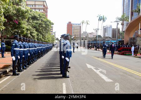 Nairobi, Kenya. 21 novembre 2024. Il presidente keniota William Ruto (R) va a ispezionare una guardia d'onore montata da ufficiali dell'aeronautica del Kenya al suo arrivo nell'edificio del Parlamento per il suo discorso annuale sullo stato della nazione. Mentre si rivolgeva alla nazione, il presidente del Kenya ha annunciato di aver annullato l'accordo di 30 anni recentemente firmato con il gruppo indiano Adani, compresi i piani in corso per l'acquisizione da parte di Adani dell'aeroporto internazionale Jomo Kenyatta (JKIA). Ciò è avvenuto dopo l'accusa del suo fondatore negli Stati Uniti per corruzione e frode. Credito: SOPA Images Limited/Alamy Live News Foto Stock