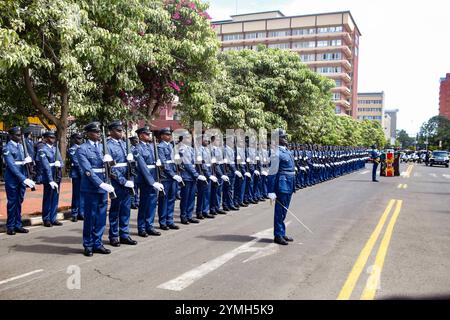 Nairobi, Kenya. 21 novembre 2024. Gli ufficiali dell'aeronautica del Kenya presso l'edificio del Parlamento durante l'annuale discorso dello Stato della Nazione del presidente keniota William Ruto. Mentre si rivolgeva alla nazione, il presidente del Kenya ha annunciato di aver annullato l'accordo di 30 anni recentemente firmato con il gruppo indiano Adani, compresi i piani in corso per l'acquisizione da parte di Adani dell'aeroporto internazionale Jomo Kenyatta (JKIA). Ciò è avvenuto dopo l'accusa del suo fondatore negli Stati Uniti per corruzione e frode. (Foto di Boniface Muthoni/SOPA Images/Sipa USA) credito: SIPA USA/Alamy Live News Foto Stock