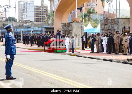 Il presidente keniota William Ruto (C) come inno nazionale keniota viene suonato prima di ispezionare una guardia d'onore montata da ufficiali dell'aeronautica del Kenya al suo arrivo nell'edificio del Parlamento per il suo discorso annuale sullo stato della nazione. Mentre si rivolgeva alla nazione, il presidente del Kenya ha annunciato di aver annullato l'accordo di 30 anni recentemente firmato con il gruppo indiano Adani, compresi i piani in corso per l'acquisizione da parte di Adani dell'aeroporto internazionale Jomo Kenyatta (JKIA). Ciò è avvenuto dopo l'accusa del suo fondatore negli Stati Uniti per corruzione e frode. (Foto di Boniface Muthoni/SOPA Images/S Foto Stock