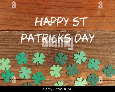 Superficie in legno con sassi verdi e le parole Happy St. Patrick's Day scritte in bianco Foto Stock