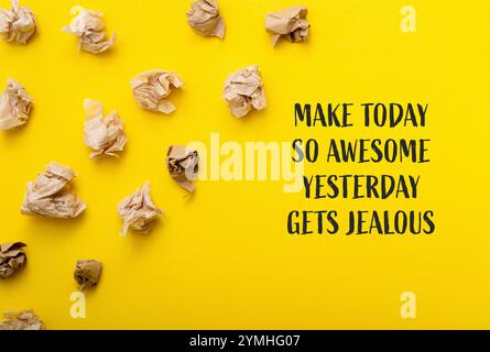 Sfondo giallo con un mucchio di carta increspata. La carta è sparsa su tutto lo sfondo Foto Stock