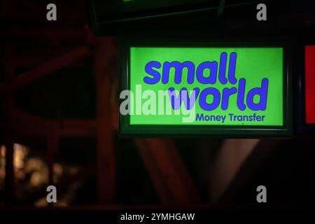 BELGRADO, SERBIA - 10 OTTOBRE 2020: Logo di Small World Money Transfer sul loro ufficio a Belgrado. Small World era un fornitore di servizi finanziari sp Foto Stock