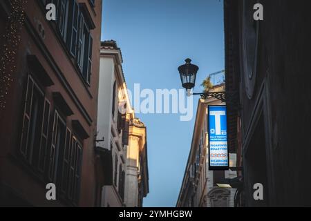 ROMA, ITALIA - 15 GIUGNO 2024: Il segno ufficiale di un tabacchi italiano è esposto a Roma. Questi negozi sono autorizzati a vendere prodotti del tabacco Foto Stock