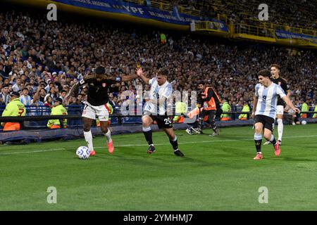 BUENOS AIRES, ARGENTINA - 19 NOVEMBRE: Andy Polo del Perù e Alexis Mac Allister e Julian Alvarez dell'Argentina in azione durante la F sudamericana Foto Stock