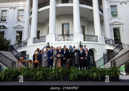 Il presidente DEGLI STATI UNITI Joe Biden dà il benvenuto ai Boston Celtics, campioni dell'NBA 2024, alla Casa Bianca di Washington, DC, USA. 21 novembre 2024. Il presidente Biden accettò una maglia dei Celtics con il suo nome dai giocatori dei Celtics Jayson Tatum e Derrick White. Foto di Jim lo Scalzo/UPI credito: UPI/Alamy Live News Foto Stock