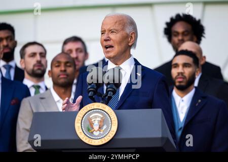 Il presidente DEGLI STATI UNITI Joe Biden dà il benvenuto ai Boston Celtics, campioni dell'NBA 2024, alla Casa Bianca di Washington, DC, USA. 21 novembre 2024. Il presidente Biden accettò una maglia dei Celtics con il suo nome dai giocatori dei Celtics Jayson Tatum e Derrick White. Foto di Jim lo Scalzo/UPI credito: UPI/Alamy Live News Foto Stock