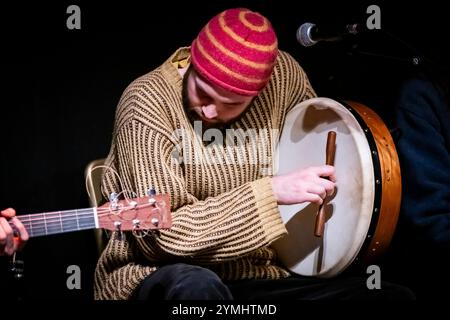 Edimburgo, Scozia. Gio 21 novembre 2024. Gruppo di musica folk inglese Shovel Dance Collective sul palco presso le Voodoo Rooms. Questa performance faceva parte di un tour nel Regno Unito che celebrava l'uscita del loro secondo album "The Shovel Dance" nell'ottobre 2024 per l'etichetta American Dreams. I nove pezzi sono Alex McKenzie, Daniel S Evans, Fidelma Hanrahan, Jacken Elswyth, Joshua Barfoot, Mataio Austin Dean, Nick Granata, Oliver Hamilton e Tom Hardwick-Allan. Foto Stock