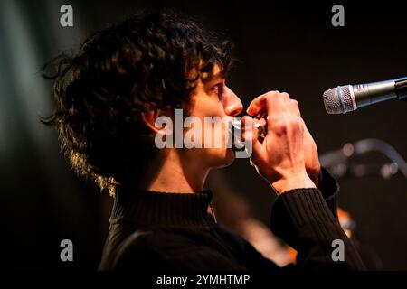 Edimburgo, Scozia. Gio 21 novembre 2024. Gruppo di musica folk inglese Shovel Dance Collective sul palco presso le Voodoo Rooms. Questa performance faceva parte di un tour nel Regno Unito che celebrava l'uscita del loro secondo album "The Shovel Dance" nell'ottobre 2024 per l'etichetta American Dreams. I nove pezzi sono Alex McKenzie, Daniel S Evans, Fidelma Hanrahan, Jacken Elswyth, Joshua Barfoot, Mataio Austin Dean, Nick Granata, Oliver Hamilton e Tom Hardwick-Allan. Foto Stock