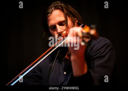 Edimburgo, Scozia. Gio 21 novembre 2024. Gruppo di musica folk inglese Shovel Dance Collective sul palco presso le Voodoo Rooms. Questa performance faceva parte di un tour nel Regno Unito che celebrava l'uscita del loro secondo album "The Shovel Dance" nell'ottobre 2024 per l'etichetta American Dreams. I nove pezzi sono Alex McKenzie, Daniel S Evans, Fidelma Hanrahan, Jacken Elswyth, Joshua Barfoot, Mataio Austin Dean, Nick Granata, Oliver Hamilton e Tom Hardwick-Allan. Foto Stock