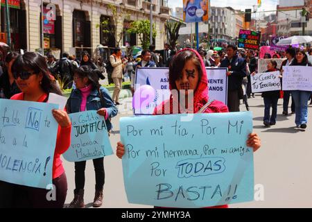 La Paz, Bolivia, 1 settembre 2014. Attivisti e sostenitori per i diritti delle donne marciano per protestare contro il machismo e la violenza contro le donne, e per respingere le recenti dichiarazioni fatte da diversi candidati durante l'attuale campagna elettorale che sembrano minimizzare il problema e discriminare le donne. Secondo un rapporto DELL'OMS nel gennaio 2013, la Bolivia è il paese con il più alto tasso di violenza contro le donne in America Latina, dal 2006 si sono verificati 453 casi di femminicidio durante l'attuale governo. Crediti: James Brunker / Alamy Live News Foto Stock