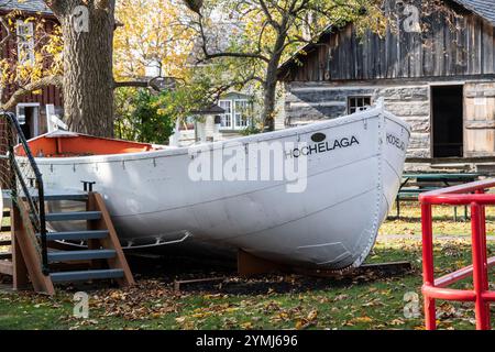 Barca salvavita Hochelaga presso lo storico museo marino di King Street a Port Colborne, Ontario, Canada Foto Stock