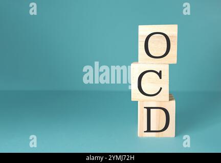 Tre blocchi di legno impilati uno sopra l'altro con OCD Foto Stock