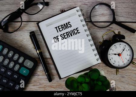 Testo dei termini di servizio (TOS) su blocco note, informazioni aziendali e finanziarie Foto Stock