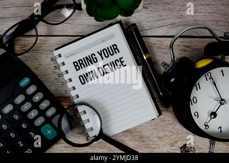 Testo BYOD (Bring Your Own Device) su blocco note, contesto aziendale e finanziario Foto Stock