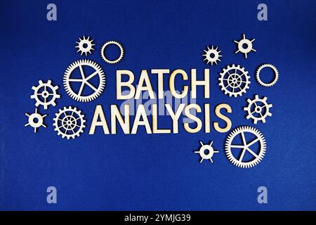 Analisi batch lettere alfabetiche con elemento ingranaggi su sfondo blu scuro Foto Stock