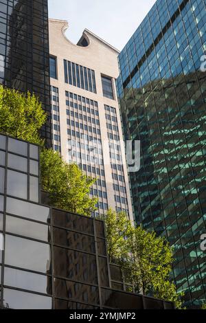 L'edificio Sony visto dalla Fifth Avenue con le scale della Trump Tower in primo piano, 2024, NYC, USA Foto Stock
