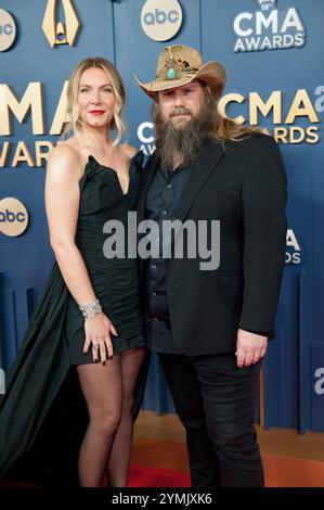 20 novembre 2024, Nashville, Tennessee, USA: MORGAN STAPLETON e CHRIS STAPLETON arrivano sul Red carpet durante il 58° Annual CMA Awards, la più grande serata di musica country, tenutasi al Music City Center. (Immagine di credito: © Jason Moore/ZUMA Press Wire) SOLO PER USO EDITORIALE! Non per USO commerciale! Foto Stock