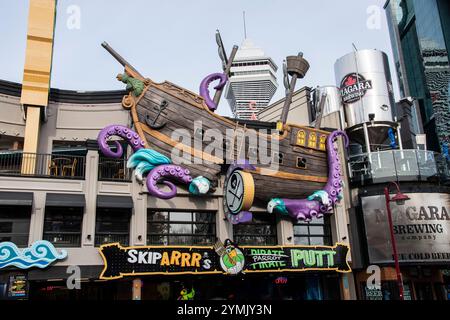 Cartello Skiparrr's Pirate Parrot Putt su Cliffton Hill a Niagara Falls, Ontario, Canada Foto Stock