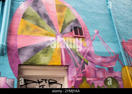 Le cascate della Sky Wheel cadono muralmente in un vicolo vicino a Victoria Avenue a Cliffton Hill, Cascate del Niagara, Ontario, Canada Foto Stock