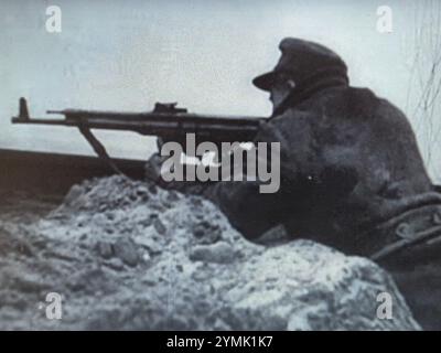 Foto in bianco e nero della seconda guerra mondiale Un soldato tedesco spara il suo fucile d'assalto Sturmgewehr 44 o MP44 da un'argine ferroviario nell'ultima resistenza dei fossati alla periferia di Berlino nel marzo 1945 Foto Stock