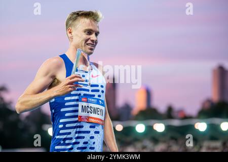 Melbourne, Australia. 15 febbraio 2024. Il corridore australiano e Olympian Stewart McSweyn in posa con il trofeo durante il Maurie Plant Meet Melbourne 2024 al Lakeside Stadium. World Athletics Continental Tour Gold Meet. (Foto di Olivier Rachon/SOPA Images/Sipa USA) credito: SIPA USA/Alamy Live News Foto Stock