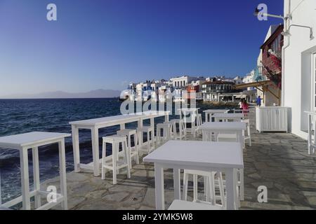 Tavoli vuoti bianchi con vista sul lungomare di Little Venice, Mykonos Foto Stock