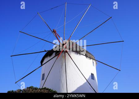 Vista ad angolo basso di un vecchio mulino a vento di pietra sull'isola di Mykonos, Grecia Foto Stock