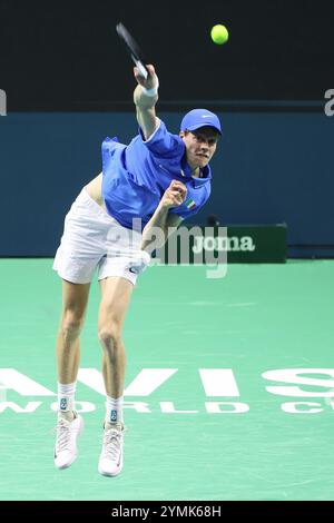 Malaga, Espagne. 21 novembre 2024. Jannik Sinner dell'Italia durante i quarti di finale di Coppa Davis 2024 tra Italia e Argentina al Palacio de Deportes Jose Maria Martin Carpena il 21 novembre 2024 a Malaga, Spagna - foto Jean Catuffe/DPPI Credit: DPPI Media/Alamy Live News Foto Stock