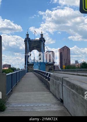 Il ponte sospeso John A. Roebling attraversa il fiume Ohio tra Cincinnati, OHIO, e Kentucky, dal lato del Kentucky Foto Stock