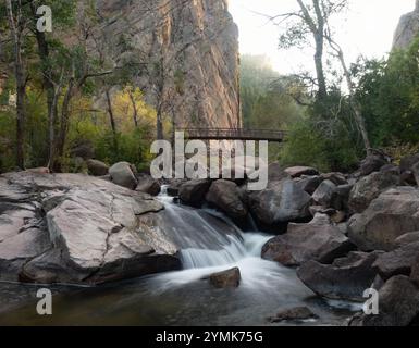 Vista ad angolo basso di una cascata nel South Boulder Creek nell'Eldorado Canyon State Park in Colorado. Foto Stock