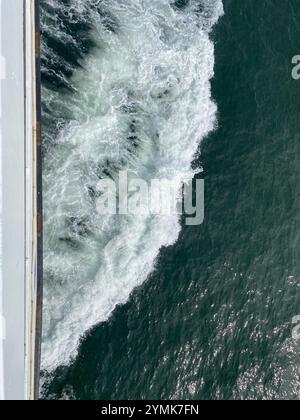 Vista dal ponte di una barca sulla scia prodotta dalla nave Foto Stock
