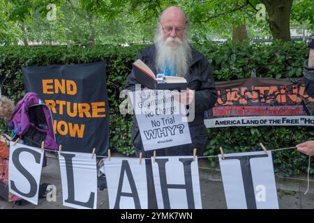 2 giugno 2016, Londra, Regno Unito. La protesta mensile di oggi "Shut Guantanamo" presso l'ambasciata degli Stati Uniti a Londra ha visto le letture del "diario di Guantanamo" pesantemente rivisto dal prigioniero mauritano Mohamedou Ould Slahi, arrestato a seguito di un errore di identità nel 20 Foto Stock