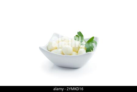 Formaggio perlini affumicato in un piccolo piatto isolato su bianco Foto Stock