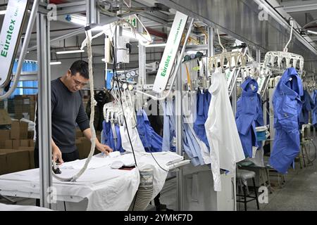 SUQIAN, CINA - 22 NOVEMBRE 2024 - Un lavoratore produce camicie su una linea di assemblaggio in un'officina di produzione intelligente in una fabbrica di abbigliamento a Suqian, Jiangs Foto Stock