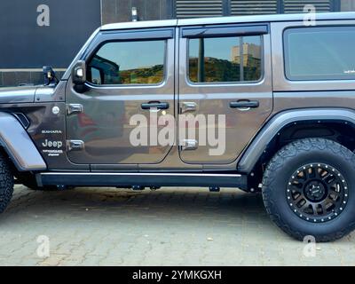 Mecca, Arabia Saudita, 19 giugno 2024: La Jeep Wrangler è una serie di SUV fuoristrada a trazione integrale compatti e di medie dimensioni prodotti dalla Jeep dal 198 Foto Stock