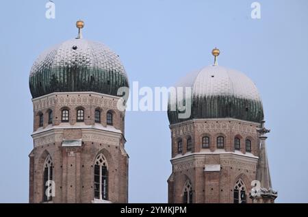 Monaco, Germania. 22 novembre 2024. La neve giace sul tetto delle torri Frauenkirche al mattino. Crediti: Felix Hörhager/dpa/Alamy Live News Foto Stock