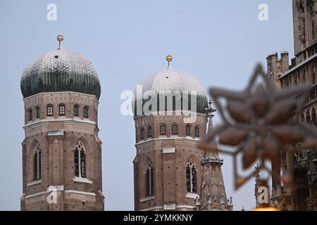 Monaco, Germania. 22 novembre 2024. La neve giace sul tetto delle torri Frauenkirche al mattino. Crediti: Felix Hörhager/dpa/Alamy Live News Foto Stock