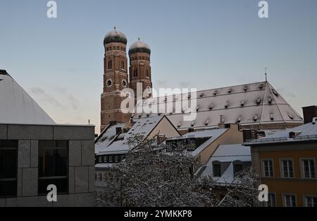 Monaco, Germania. 22 novembre 2024. La neve giace sul tetto della Frauenkirche al mattino. Crediti: Felix Hörhager/dpa/Alamy Live News Foto Stock