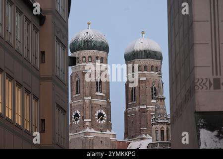 Monaco, Germania. 22 novembre 2024. La neve giace sul tetto delle torri Frauenkirche al mattino. Crediti: Felix Hörhager/dpa/Alamy Live News Foto Stock