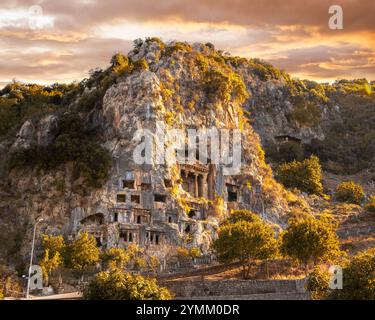 Antiche Tombe di roccia Licia: Esplorare la Tomba di Amyntas a Fethiye, Turchia - 20 ottobre 2024 Foto Stock