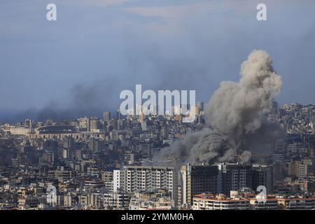 Beirut, Libano. 21 novembre 2024. Questa foto mostra il fumo causato dagli attacchi aerei israeliani nel sobborgo meridionale di Beirut, Libano, il 21 novembre 2024. Crediti: Str/Xinhua/Alamy Live News Foto Stock