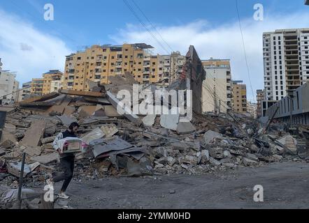 Beirut, Libano. 21 novembre 2024. Questa foto mostra i danni causati dagli attacchi aerei israeliani nel sobborgo meridionale di Beirut, Libano, il 21 novembre 2024. Crediti: Str/Xinhua/Alamy Live News Foto Stock