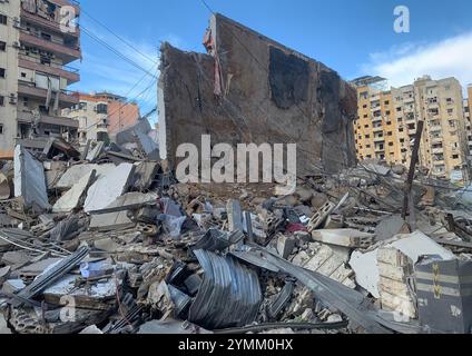 Beirut, Libano. 21 novembre 2024. Questa foto mostra i danni causati dagli attacchi aerei israeliani nel sobborgo meridionale di Beirut, Libano, il 21 novembre 2024. Crediti: Str/Xinhua/Alamy Live News Foto Stock