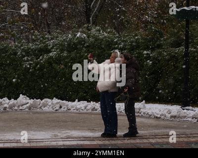 Kiev, Ucraina. 21 novembre 2024. La gente si fa selfie su una strada in mezzo alla nevicata a Kiev, Ucraina, 21 novembre 2024. Crediti: Roman Petushkov/Xinhua/Alamy Live News Foto Stock